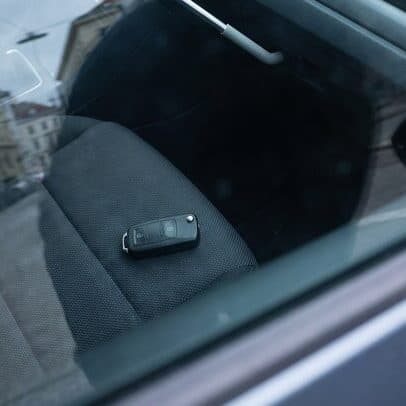 Schlüssel im Auto eingesperrt – Öffnung ohne Beschädigung